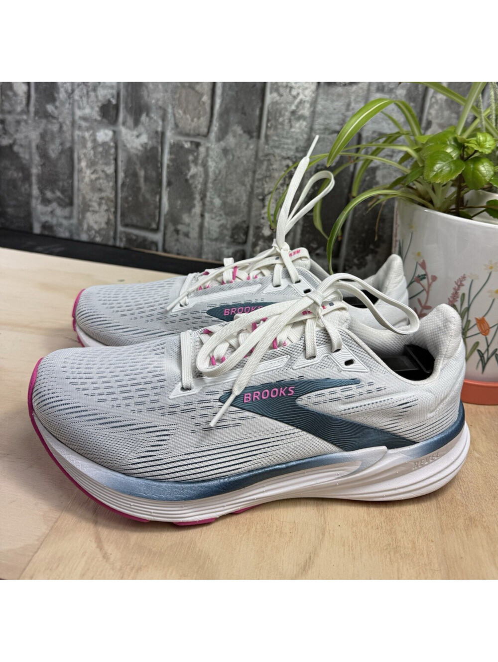 Brooks Revel Men's White/Blue/Pink Low Top Lace-Up Athletic Sneaker US 9